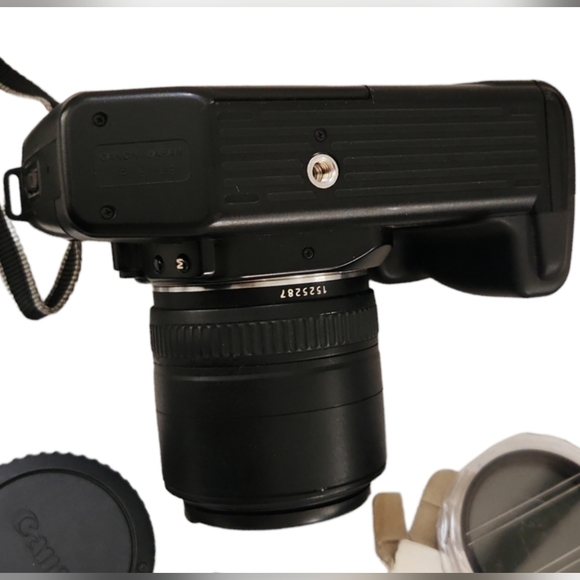 CANON EOS 650 SLR 35mm Film Camera Huge Lot 2-Lens, Flash, Batteries Filter and - Picture 4 of 11